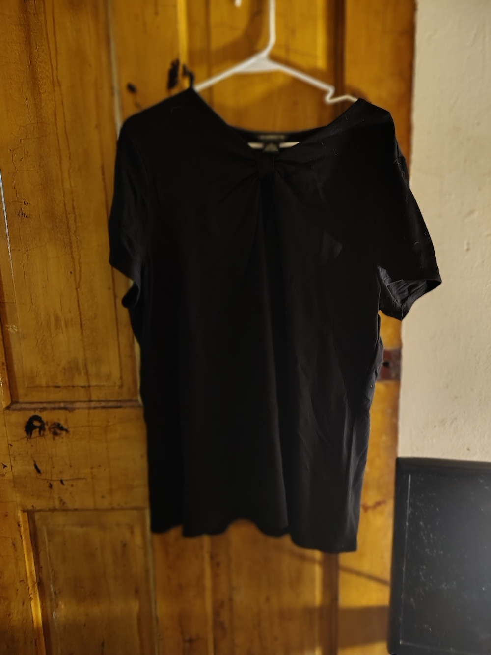 Liz Claiborne Black Short Sleeve Tee with Front Twist